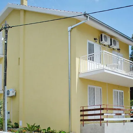 Apartments Munivrana Omis - Nemira - Cdm05018-Cyb * Omiš